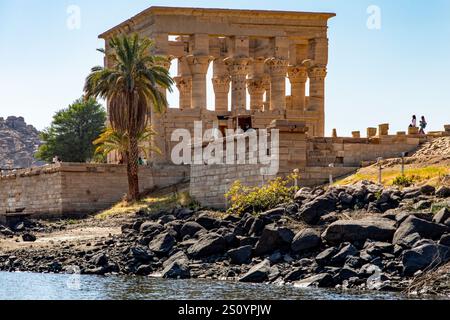 Assuan, Egitto; 18 gennaio 2024: Visita il tempio di Jnum sull'isola Elefantina di Assuan (Egitto). Ammira i resti archeologici del Tempio di Jnum Foto Stock