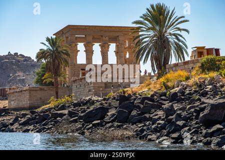 Assuan, Egitto; 18 gennaio 2024: Scopri i resti dell'antico tempio di Jnum sull'isola Elefantina di Assuan. Queste rovine archeologiche offrono un Foto Stock