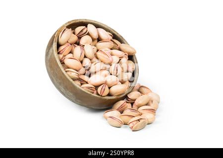 Pistacchio in noce isolato su fondo bianco in ciotola, composizione di pistacchi ottimo per una nutrizione sana e dietetica. Concetto di dadi Foto Stock