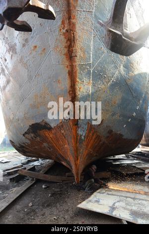 Uomini del Bangladesh che lavorano su navi nei cantieri navali vicino al fiume Buriganga a Dacca, Bangladesh. Foto Stock