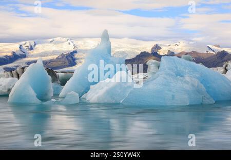 Splendida vista degli iceberg galleggianti nel lago glaciale Jokulsarlon in Islanda, fotografati a lunga esposizione Foto Stock