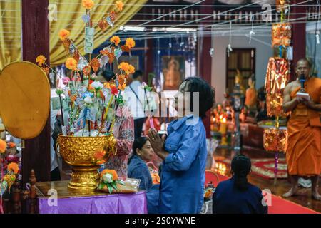 Nakhon Sawan, Thailandia. 29 dicembre 2024. Un abitante del villaggio prega e si unisce nel fare meriti come preparazione per la vigilia di Capodanno in un tempio nella provincia di Nakhon Sawan a nord di Bangkok. Credito: SOPA Images Limited/Alamy Live News Foto Stock