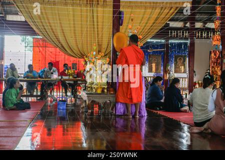 Nakhon Sawan, Thailandia. 29 dicembre 2024. Il monaco buddista prega e si unisce nel fare meriti come preparazione alla vigilia di Capodanno in un tempio nella provincia di Nakhon Sawan a nord di Bangkok. Credito: SOPA Images Limited/Alamy Live News Foto Stock