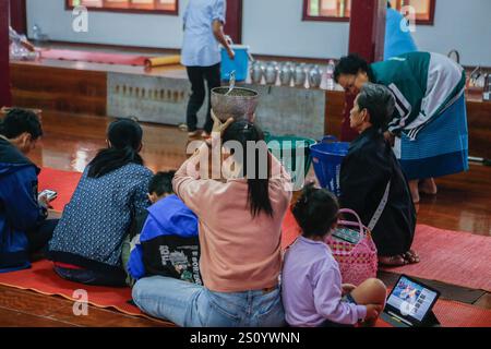 Nakhon Sawan, Thailandia. 29 dicembre 2024. Gli abitanti del villaggio pregano e si uniscono a fare il merito come preparazione per la vigilia di Capodanno in un tempio nella provincia di Nakhon Sawan a nord di Bangkok. Credito: SOPA Images Limited/Alamy Live News Foto Stock