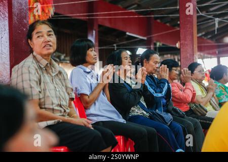 Nakhon Sawan, Thailandia. 29 dicembre 2024. Gli abitanti del villaggio pregano e si uniscono a fare il merito come preparazione per la vigilia di Capodanno in un tempio nella provincia di Nakhon Sawan a nord di Bangkok. Credito: SOPA Images Limited/Alamy Live News Foto Stock