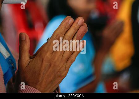 Nakhon Sawan, Thailandia. 29 dicembre 2024. Un abitante del villaggio prega e si unisce nel fare meriti come preparazione per la vigilia di Capodanno in un tempio nella provincia di Nakhon Sawan a nord di Bangkok. (Foto di Chaiwat Subprasom/SOPA Images/Sipa USA) credito: SIPA USA/Alamy Live News Foto Stock