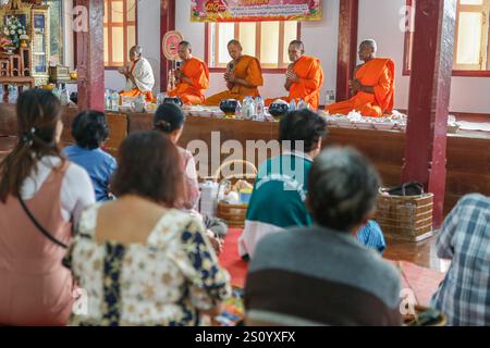 Nakhon Sawan, Thailandia. 29 dicembre 2024. I monaci buddisti e gli abitanti del villaggio pregano e si uniscono a fare il merito come preparazione per la vigilia di Capodanno in un tempio nella provincia di Nakhon Sawan a nord di Bangkok. (Foto di Chaiwat Subprasom/SOPA Images/Sipa USA) credito: SIPA USA/Alamy Live News Foto Stock