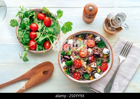 Insalata di quinoa, sano pranzo mediterraneo con verdure biologiche fresche, formaggio e olive, spiovente con olio d'oliva e coriandolo Foto Stock