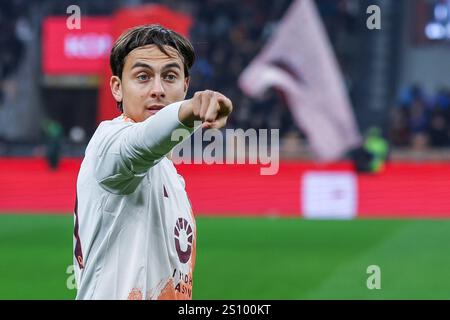 Milano, Italia. 29 dicembre 2024. Paulo Dybala dell'AS Roma gesta durante la partita di calcio di serie A 2024/25 tra l'AC Milan e L'AS Roma allo stadio San Siro crediti: dpa/Alamy Live News Foto Stock