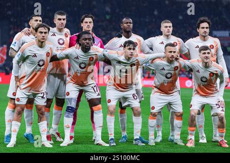 Milano, Italia. 29 dicembre 2024. MENTRE i giocatori della Roma si schierano durante la partita di calcio di serie A 2024/25 tra l'AC Milan e L'AS Roma allo stadio San Siro crediti: dpa/Alamy Live News Foto Stock