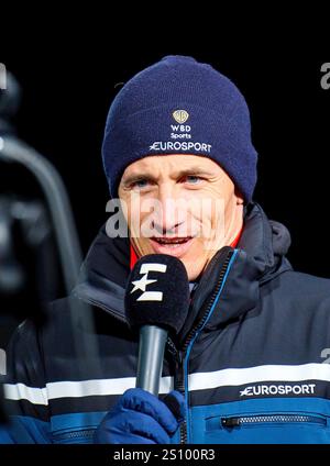 Oberstdorf, Germania. 28 dicembre 2024. Martin Schmitt esperto di Eurosport TV al 73. Four Hills Tournament Ski Jumping il 28 dicembre 2024 alla Schattenbergschanze ORLEN Arena di Oberstdorf, Baviera, Germania, fotografo: ddp Images/STAR-Images credito: ddp media GmbH/Alamy Live News Foto Stock