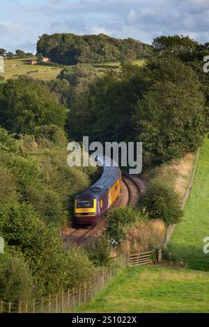 Il treno Network Rail per il riconoscimento della linea di pianura, monitorando il binario che lascia il tunnel Melling sulla piccola linea nord-occidentale nel Lancashire Foto Stock