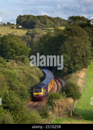 Il treno Network Rail per il riconoscimento della linea di pianura, monitorando il binario che lascia il tunnel Melling sulla piccola linea nord-occidentale nel Lancashire Foto Stock