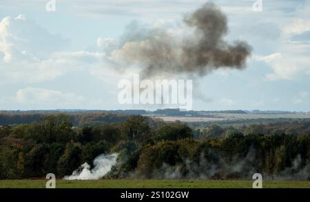 fumo bianco che sale dopo un'esplosione di un proiettile d'artiglieria Foto Stock