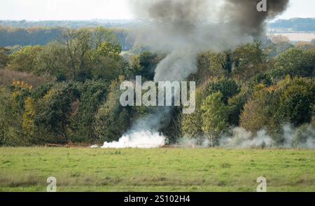 fumo bianco che sale dopo un'esplosione di un proiettile d'artiglieria Foto Stock