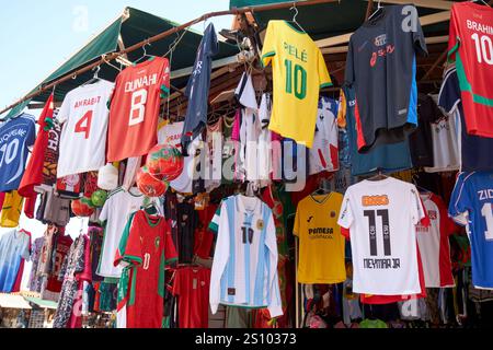 magliette da calcio internazionali e marocchine in vendita in una bancarella nel suk di marrakech, marocco Foto Stock