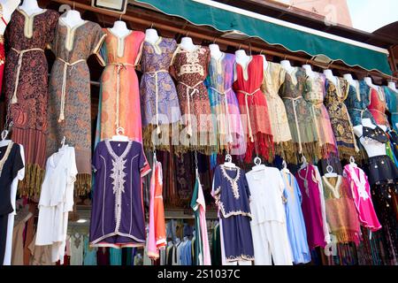 abiti da donna in stile kaftan in vendita in un negozio di moda nel souk di marrakech, marocco Foto Stock