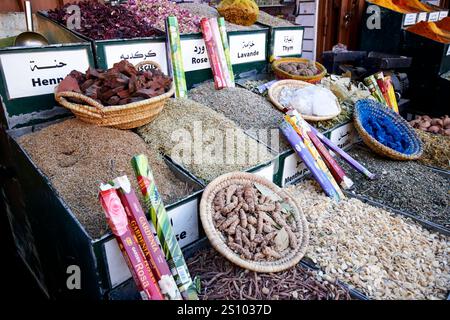 erbe aromatiche secche spezie fiori e altri prodotti secchi in vendita in una stalla nella medina di marrakech, marocco Foto Stock