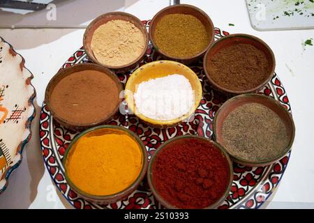 selezione di spezie marocchine utilizzate in un corso di cucina a marrakech, marocco Foto Stock