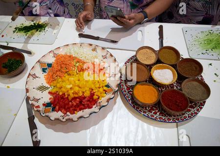 selezione di spezie marocchine e ingredienti finemente tritati e grattugiati utilizzati in una lezione di cucina a marrakech, marocco Foto Stock