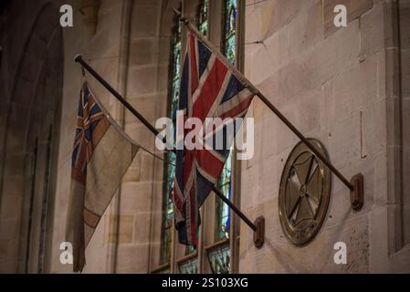 Bandiere storiche, Cattedrale di Sant'Andrea, chiesa anglicana costruita nel XIX secolo in stile neogotico, Sydney, NSW, Australia Foto Stock