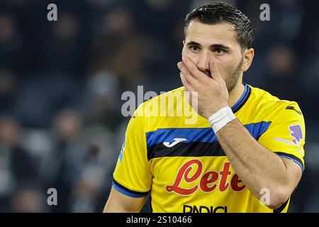 Il difensore bosniaco dell'Atalanta Sead Kolasinac controlla la palla durante la partita di serie A tra SS Lazio e Atalanta BC allo Stadio Olimpico il 28 dicembre 2024, a Roma. Foto Stock