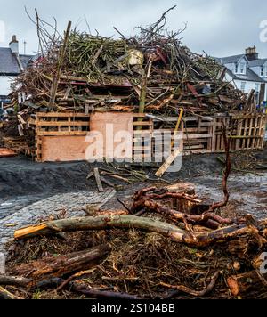 Costruire il tradizionale falò hogmanay a Biggar, nel Lanarkshire meridionale, in Scozia. Foto Stock