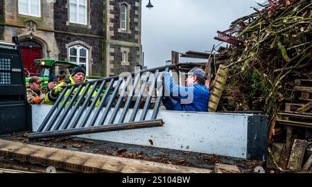 Costruire il tradizionale falò hogmanay a Biggar, nel Lanarkshire meridionale, in Scozia. Foto Stock