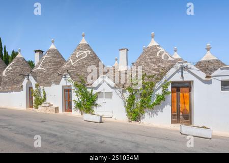 Trulli di Alberobello case tipiche, vista sulla strada. Regione Puglia o Puglia, Italia. Europa. Foto Stock