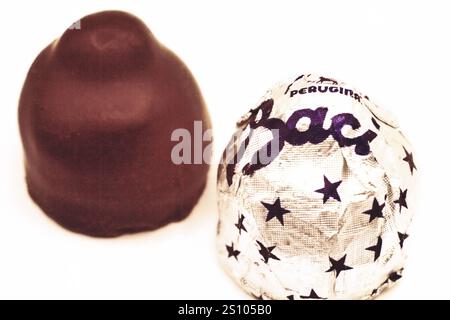 1 gennaio 2025, Firenze, Italia . Cioccolato Baci Perugina con grani di nocciola e nocciola intera ricoperta di cioccolato fondente Foto Stock