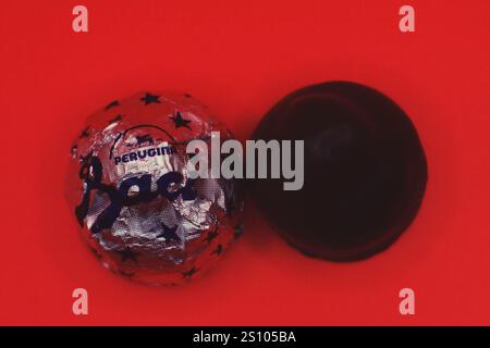 1 gennaio 2025, Firenze, Italia . Cioccolato Baci Perugina con grani di nocciola e nocciola intera ricoperta di cioccolato fondente Foto Stock