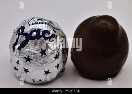 1 gennaio 2025, Firenze, Italia . Cioccolato Baci Perugina con grani di nocciola e nocciola intera ricoperta di cioccolato fondente Foto Stock