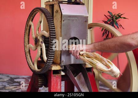 Pressa per canna da zucchero per la produzione di rum. L'Avana, Cuba Foto Stock