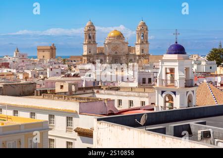 Vista delle cupole e delle torri della Cattedrale di Santa Croce tra gli edifici della città vecchia. Cadice. Spagna. Andalusia. Foto Stock