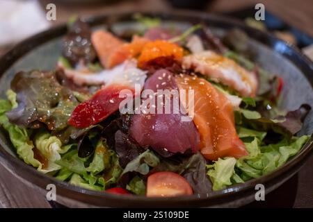 Insalata di sashimi di salmone e tonno servita sul piatto Foto Stock
