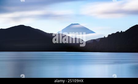 Una vista surreale del lago Ashi (Ashinoko), catturato dalla costa sud-orientale di Hakone, in Giappone, guardando a nord-ovest. Questo scatto nel tardo pomeriggio è stato raggiunto Foto Stock