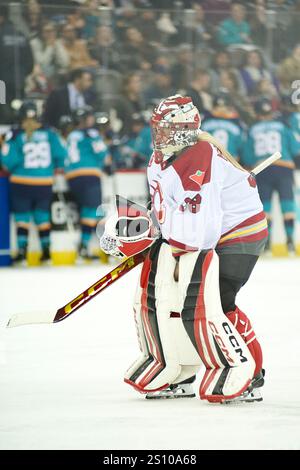 Newark, Stati Uniti. 29 dicembre 2024. Ottawa, portiere Emerance Maschmeyer (38) durante la partita della PWHL di domenica. I New York Sirens ospitarono l'Ottawa Charge al Prudential Center di Newark, New Jersey. (Foto di Jess Stiles/Sipa USA) credito: SIPA USA/Alamy Live News Foto Stock