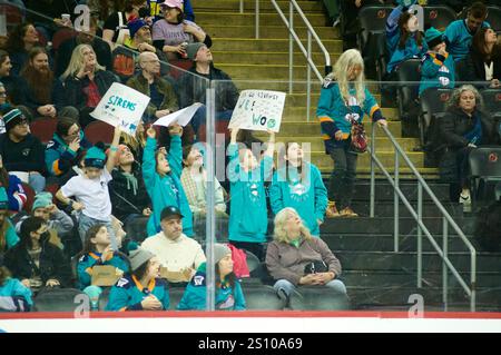 Newark, Stati Uniti. 29 dicembre 2024. I tifosi fanno il tifo durante la partita della PWHL di domenica. I New York Sirens ospitarono l'Ottawa Charge al Prudential Center di Newark, New Jersey. (Foto di Jess Stiles/Sipa USA) credito: SIPA USA/Alamy Live News Foto Stock