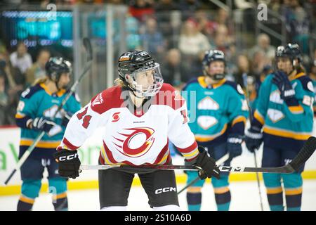 Newark, Stati Uniti. 29 dicembre 2024. Hayley Scamurra (14 anni) durante la partita della PWHL di domenica. I New York Sirens ospitarono l'Ottawa Charge al Prudential Center di Newark, New Jersey. (Foto di Jess Stiles/Sipa USA) credito: SIPA USA/Alamy Live News Foto Stock