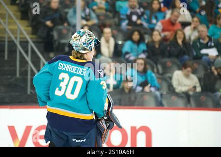Newark, Stati Uniti. 29 dicembre 2024. Portiere delle sirene Corinne Schroeder (30) durante la partita di domenica in PWHL. I New York Sirens ospitarono l'Ottawa Charge al Prudential Center di Newark, New Jersey. (Foto di Jess Stiles/Sipa USA) credito: SIPA USA/Alamy Live News Foto Stock