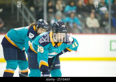 Newark, Stati Uniti. 29 dicembre 2024. Paetyn Levis (19 anni) durante la partita della PWHL di domenica. I New York Sirens ospitarono l'Ottawa Charge al Prudential Center di Newark, New Jersey. (Foto di Jess Stiles/Sipa USA) credito: SIPA USA/Alamy Live News Foto Stock