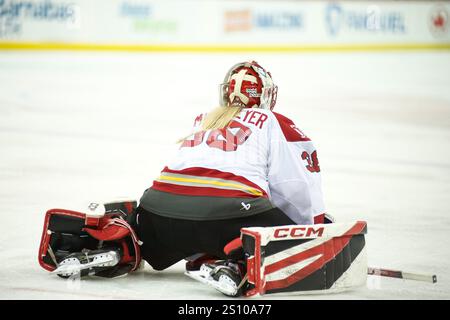 Newark, Stati Uniti. 29 dicembre 2024. Ottawa, portiere Emerance Maschmeyer (38) durante la partita della PWHL di domenica. I New York Sirens ospitarono l'Ottawa Charge al Prudential Center di Newark, New Jersey. (Foto di Jess Stiles/Sipa USA) credito: SIPA USA/Alamy Live News Foto Stock