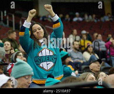 Newark, Stati Uniti. 29 dicembre 2024. Un tifoso dei Sirens festeggia la partita di domenica in PWHL. I New York Sirens ospitarono l'Ottawa Charge al Prudential Center di Newark, New Jersey. (Foto di Jess Stiles/Sipa USA) credito: SIPA USA/Alamy Live News Foto Stock
