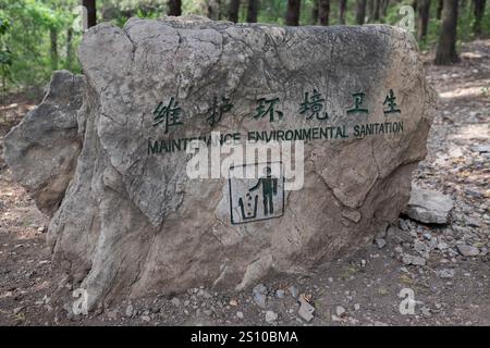 Cina, Qingzhou, 2015-06-07, manutenzione servizi igienici ambientali, roccia intagliata, pulizia, istruzione, ambiente, rifiuti, spazzatura, cestino Foto Stock