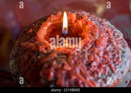 Cina, Qingzhou, 2015-06-07 tempio, candela, fiamma, candela rossa accesa, colore rosso, decorazione, rituale, tempio buddista Foto Stock