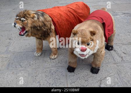 Cina, Qingzhou, 2015-06-07 architettura, tempio, vecchi animali imbottiti, tappeti rossi, leoni, tigre, artigianato Foto Stock