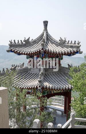 Cina, Qingzhou, 2015-06-07 architettura, tempio, montagne, pagoda, paesaggio, alberi, cielo, tempio cinese, sentiero, Foto Stock