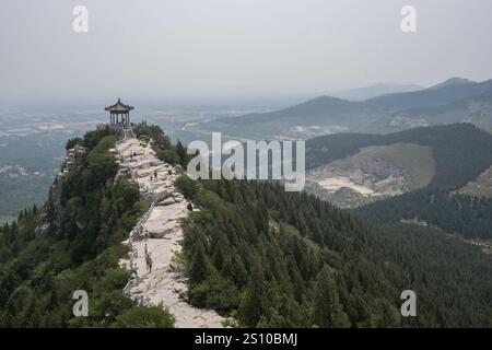 Cina, Qingzhou, 2015-06-07 architettura, tempio, montagne, pagoda, paesaggio, alberi, cielo, tempio cinese, sentiero, Foto Stock