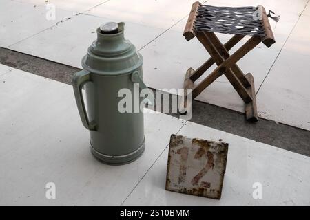 China, Qingzhou, 2015-06-07, Street Life, ristorante, vecchio thermos, sgabello, numero tabella, piastrelle, decorazione, ispirazione, vintage Foto Stock