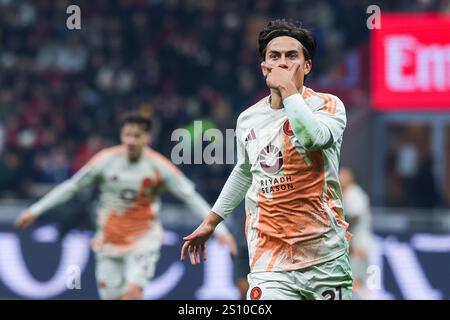 Milano, Italia. 29 dicembre 2024. Paulo Dybala dell'AS Roma festeggia dopo aver segnato un gol durante la partita di calcio di serie A 2024/25 tra l'AC Milan e L'AS Roma allo stadio San Siro. Punteggio finale AC Milan 1:1 AS Roma credito: SOPA Images Limited/Alamy Live News Foto Stock